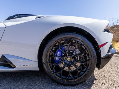 Used 2022 Lamborghini Huracan EVO image 12