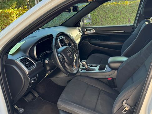 Used 2018 Jeep Grand Cherokee Laredo image 6