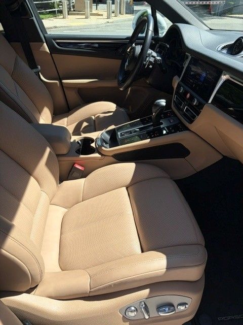 Used 2022 Porsche Macan AWD/4WD image 23