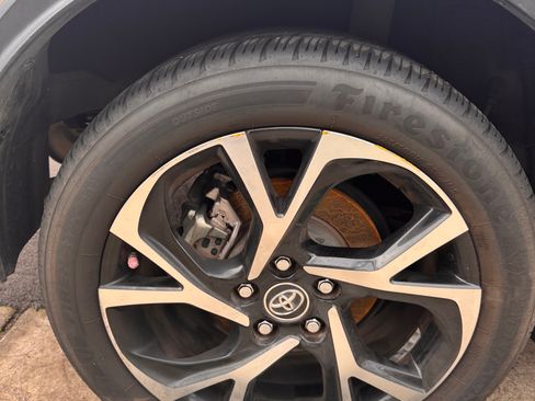 Used 2019 Toyota C-HR XLE image 6