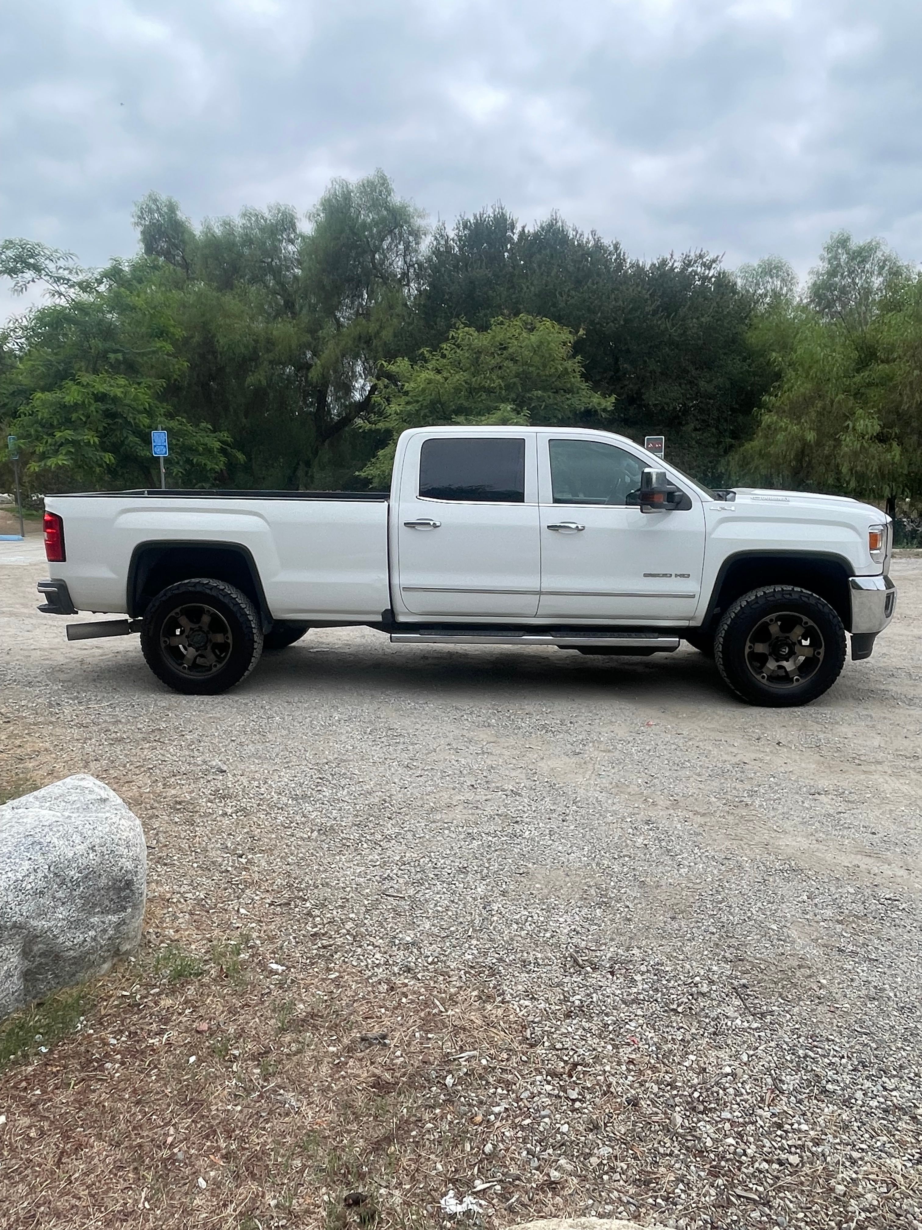 Used 2017 GMC Sierra 2500 SLT AWD/4WD image 2