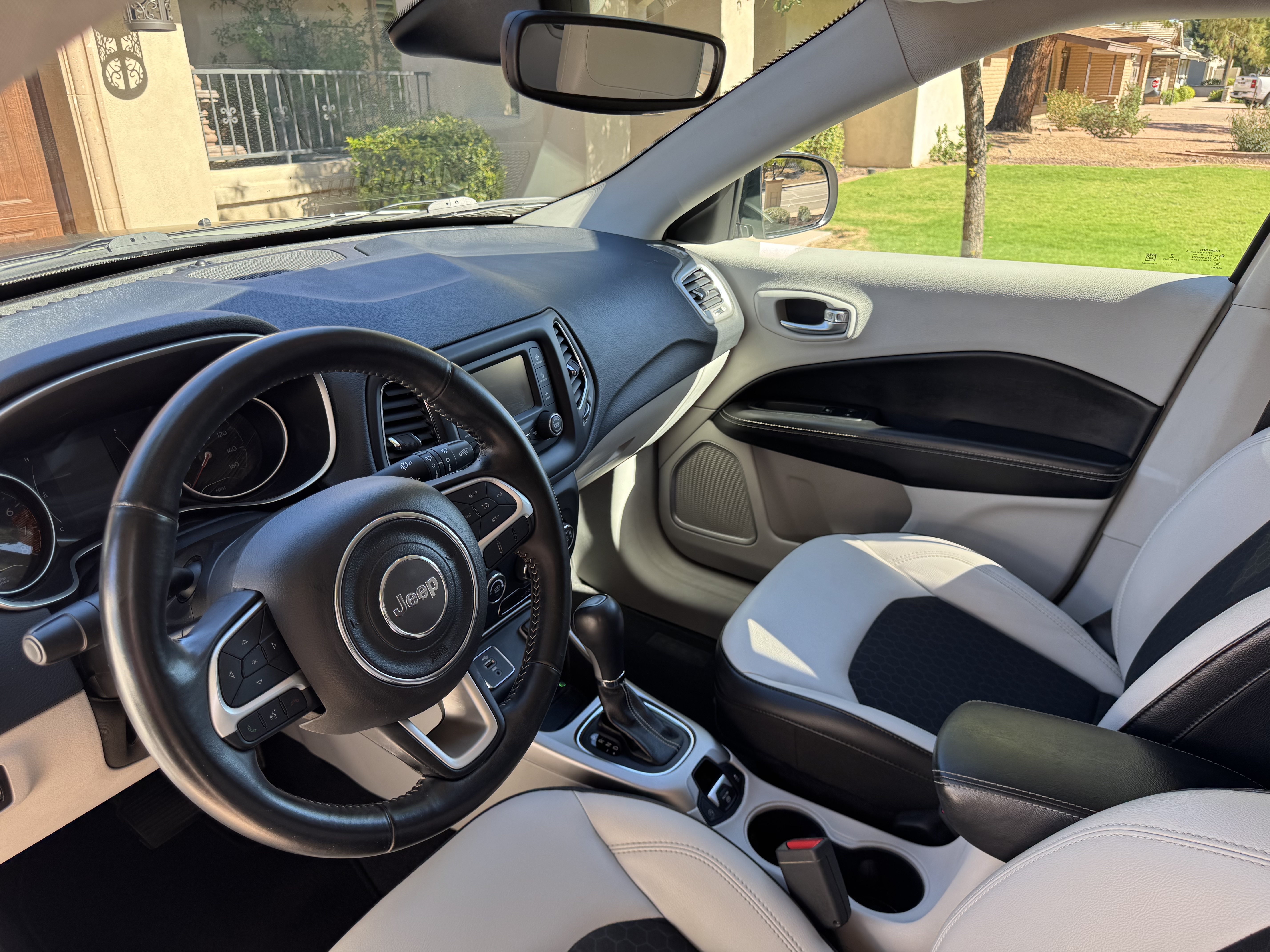 Used 2018 Jeep Compass Latitude FWD image 14