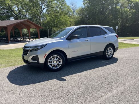 Used 2022 Chevrolet Equinox LS image 1