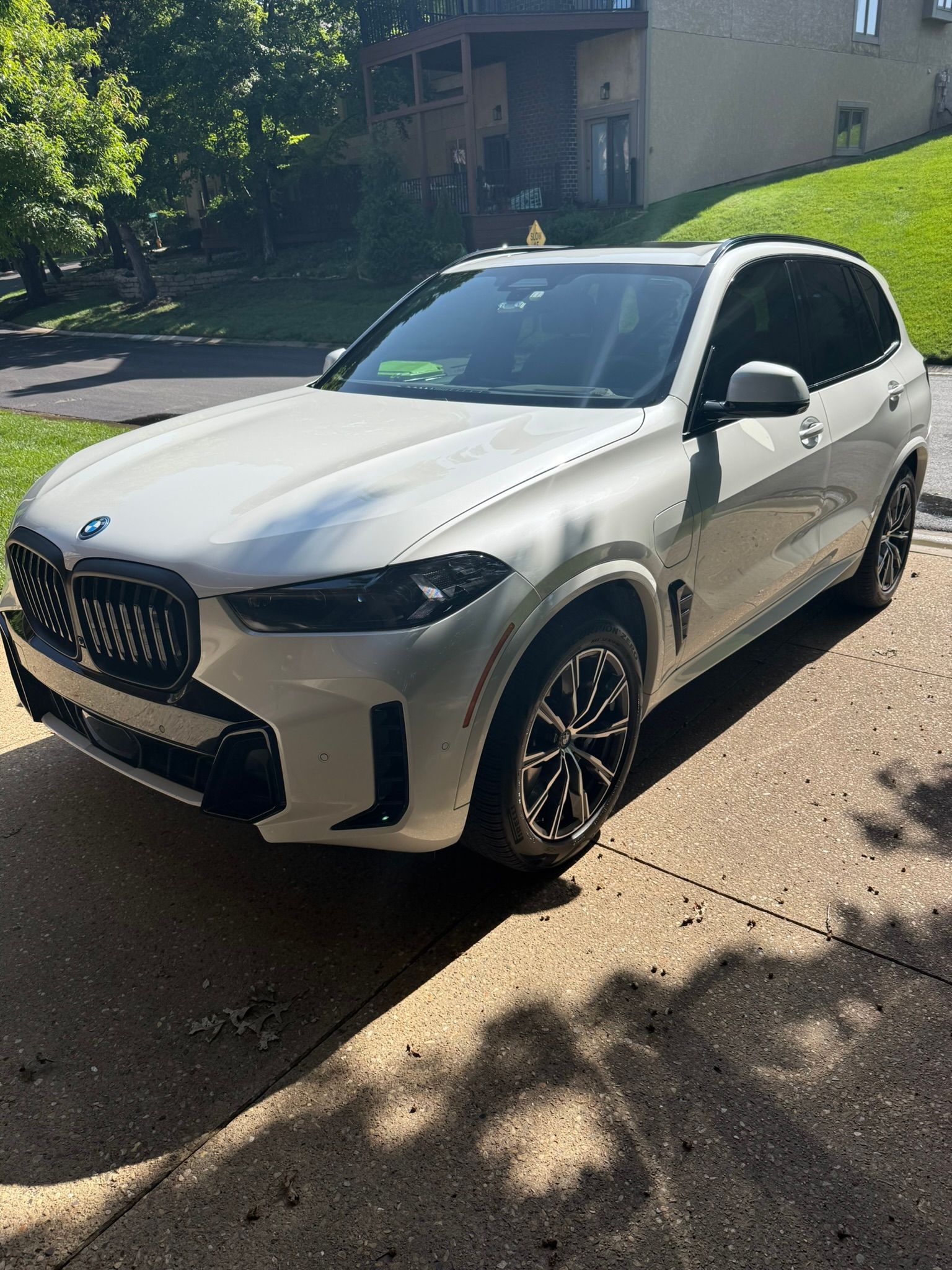 Used 2025 BMW X5 xDrive50e w/ M Sport Package AWD/4WD image 2