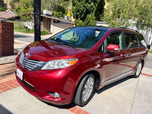 Used 2013 Toyota Sienna Limited w/ Premium Pkg FWD image 1