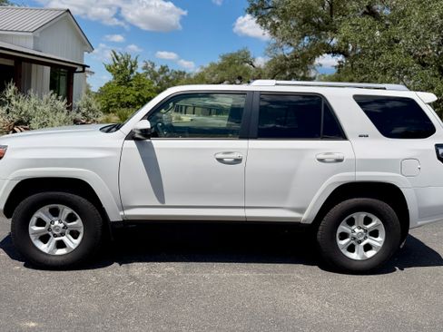 Used 2014 Toyota 4Runner SR5 AWD/4WD image 2