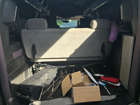 Used 2004 Chevrolet Express 1500 image 2