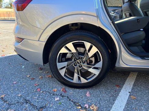 Used 2022 Audi e-tron Premium w/ Convenience Plus Package image 14