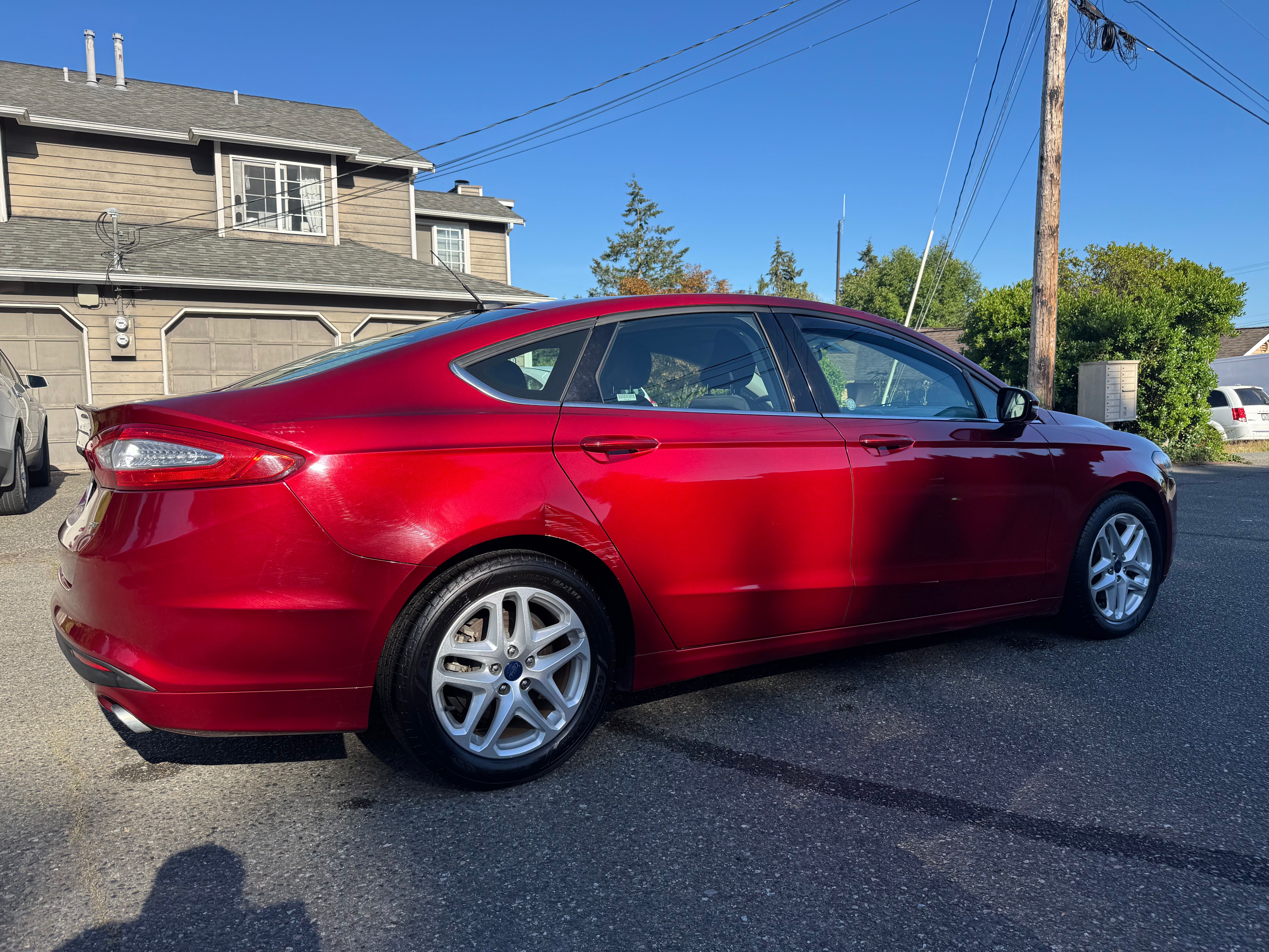 Used 2016 Ford Fusion SE FWD image 2