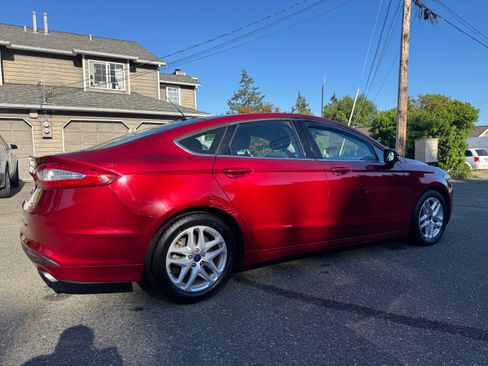 Used 2016 Ford Fusion SE FWD image 2