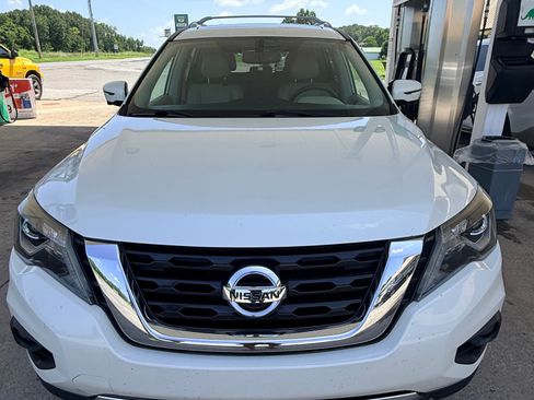 Used 2020 Nissan Pathfinder Platinum FWD image 2