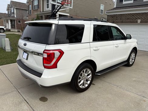 Used 2021 Ford Expedition XLT image 2