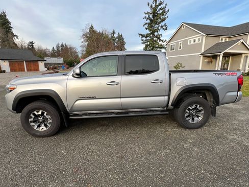 Used 2019 Toyota Tacoma TRD Off-Road image 1