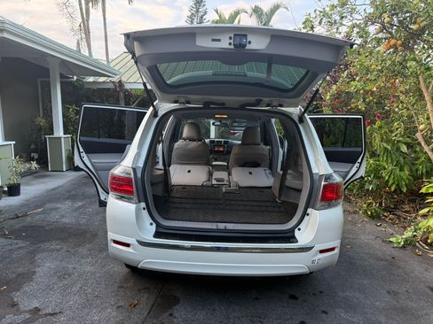 Used 2013 Toyota Highlander Hybrid Sport Utility 4D image 9