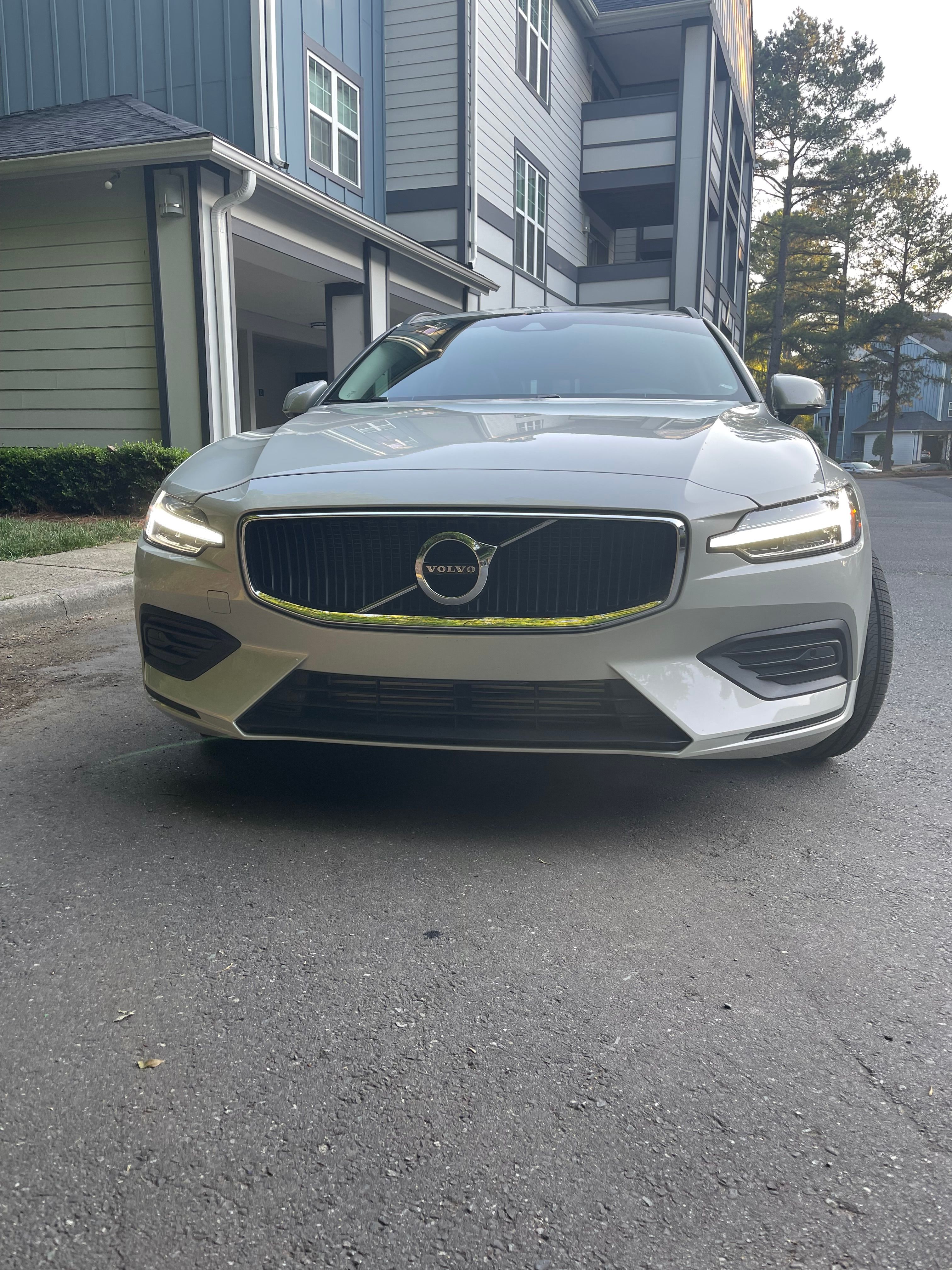 Used 2020 Volvo V60 T5 Momentum FWD image 2
