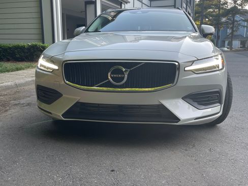Used 2020 Volvo V60 T5 Momentum FWD image 2