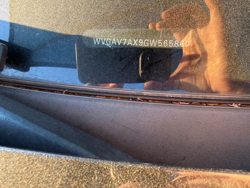 Used 2016 Volkswagen Tiguan S image 6