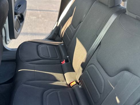 Used 2019 Jeep Renegade Latitude FWD image 12