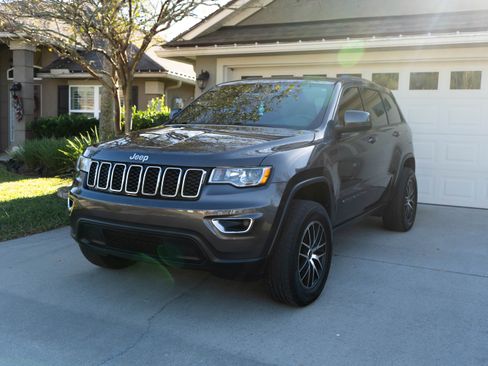 Used 2018 Jeep Grand Cherokee Laredo image 1