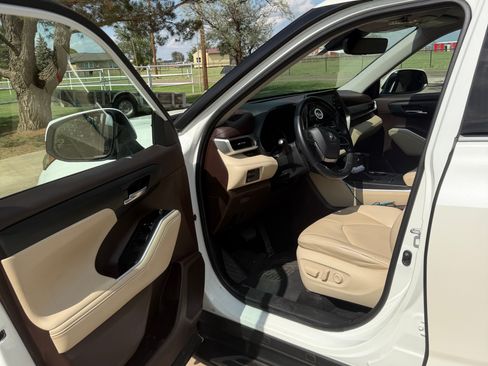 Used 2021 Toyota Highlander XLE FWD image 9