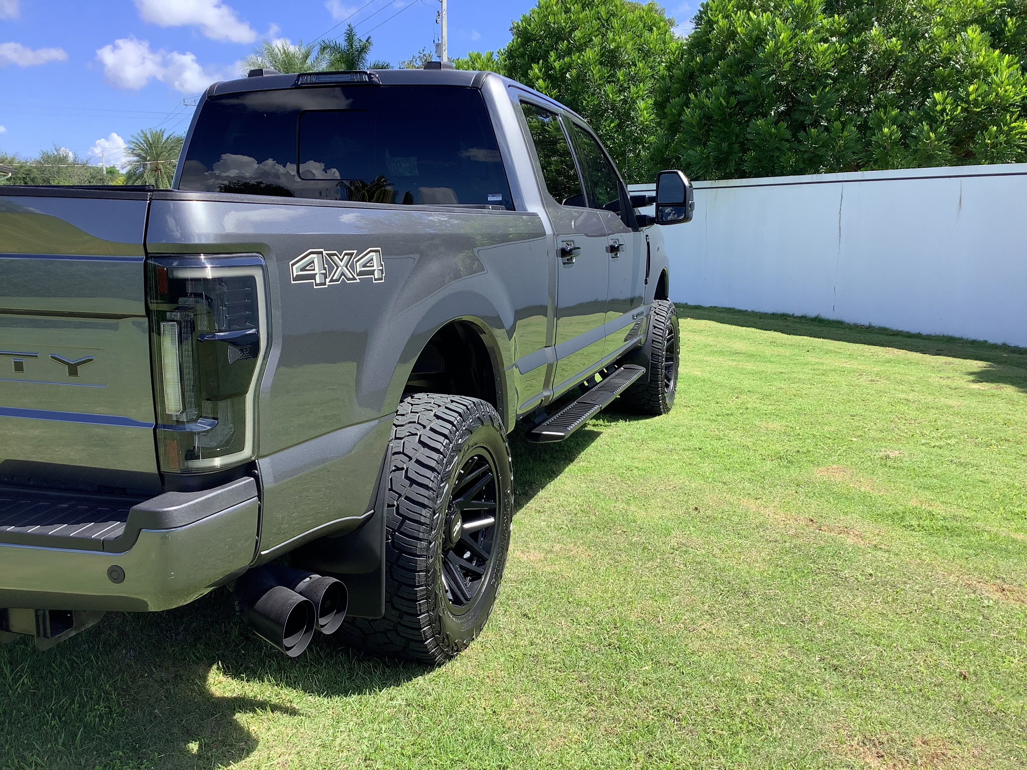 Used 2022 Ford F250 Lariat w/ Black Appearance Package AWD/4WD image 6