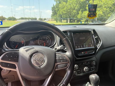 Used 2019 Jeep Cherokee Limited FWD image 11