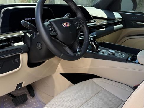 Used 2024 Cadillac Escalade Premium Luxury image 4