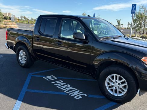 Used 2016 Nissan Frontier SV image 9