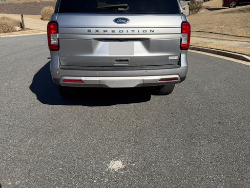 Used 2023 Ford Expedition XLT image 4