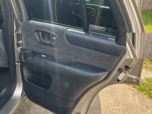 Used 2001 Chevrolet Blazer LS w/ Preferred Equipment Group image 13