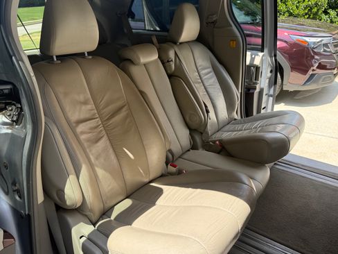 Used 2012 Toyota Sienna XLE w/ Premium Pkg FWD image 8