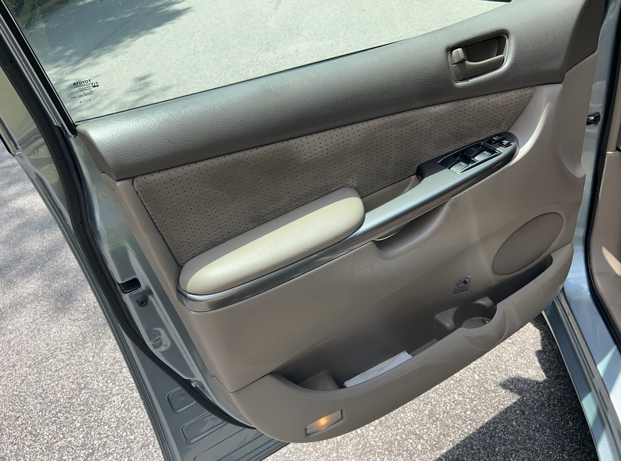 Used 2009 Toyota Sienna LE FWD image 1