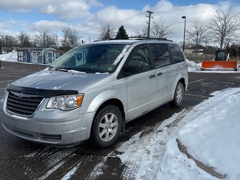 Used 2008 Chrysler Town & Country LX image 1