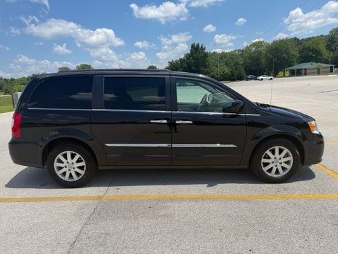 Used 2016 Chrysler Town & Country Touring w/ Driver Convenience Group FWD image 4
