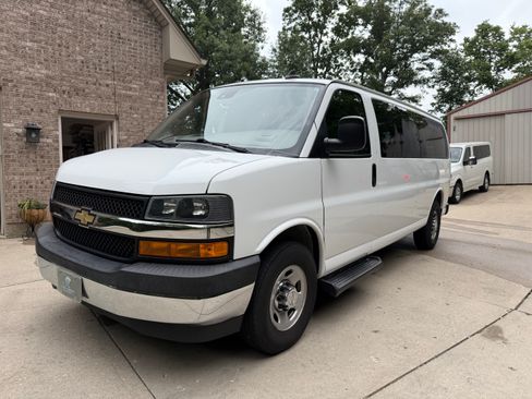 Used 2020 Chevrolet Express 3500 LT w/ LT Preferred Equipment Group RWD image 2