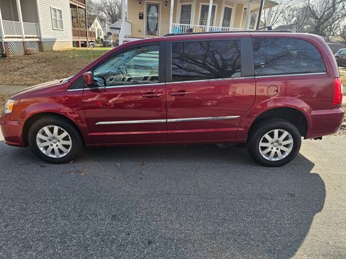Used 2015 Chrysler Town & Country Touring image 6