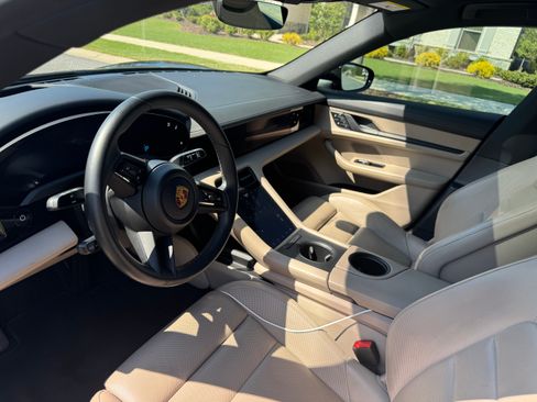 Used 2022 Porsche Taycan image 5