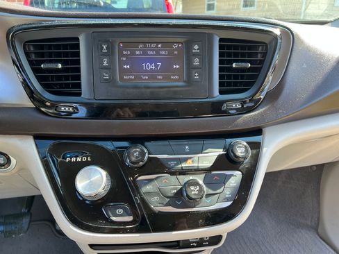 Used 2017 Chrysler Pacifica LX image 13