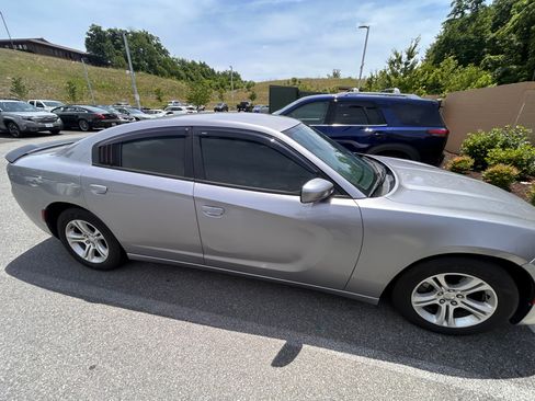 Used 2017 Dodge Charger SE RWD image 5