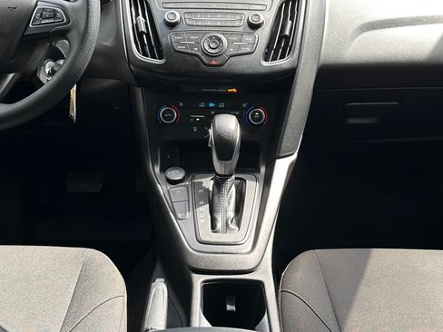 Used 2018 Ford Focus SE w/ SE Appearance Package image 17