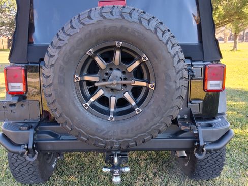 Used 2016 Jeep Wrangler Unlimited Rubicon image 9