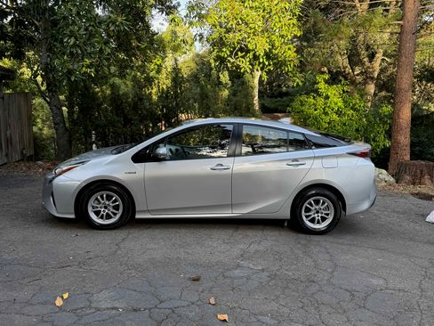 Used 2016 Toyota Prius Four Touring image 6