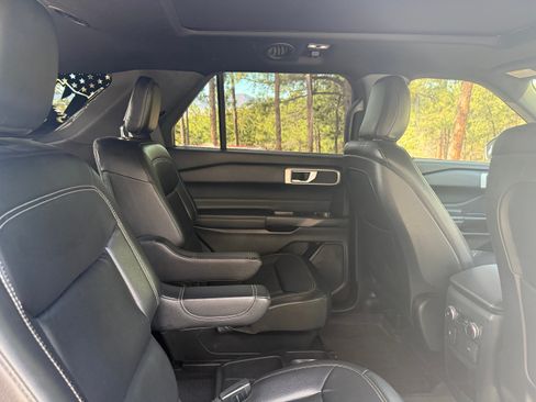 Used 2020 Ford Explorer XLT w/ Equipment Group 202A image 8