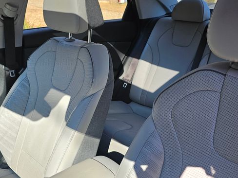 Used 2021 Hyundai Elantra Limited image 9