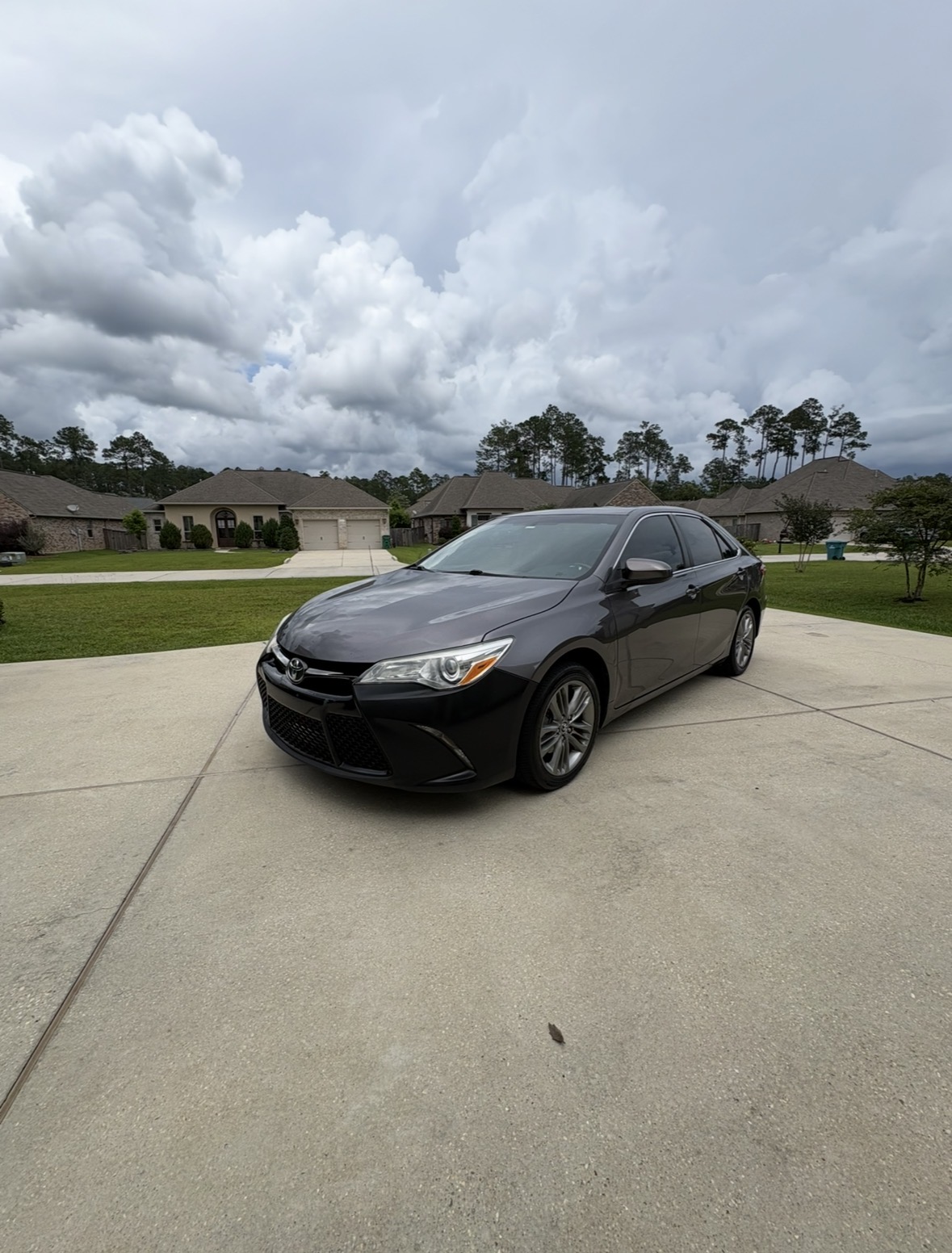 Used 2015 Toyota Camry SE w/ Moonroof Package FWD image 2