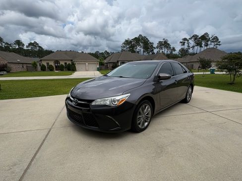 Used 2015 Toyota Camry SE w/ Moonroof Package FWD image 2