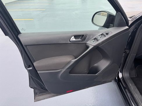 Used 2011 Volkswagen Tiguan S image 18