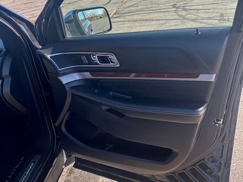 Used 2019 Ford Explorer Platinum image 16