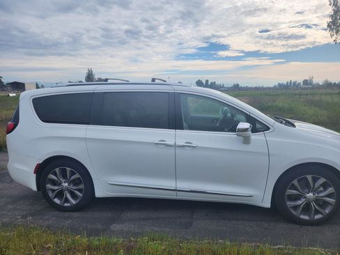 Used 2018 Chrysler Pacifica Limited w/ Tire & Wheel Group image 5