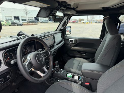 Used 2024 Jeep Wrangler Unlimited Sahara image 12